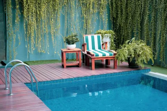 Liegestuhl an einem Pool